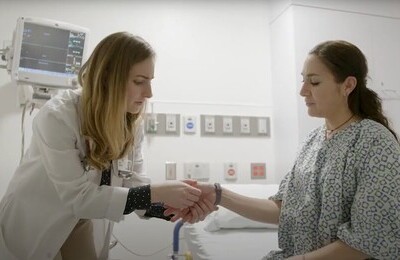 Кодирование Аквилонг в Ковылкино Врач держит пациентку за руку