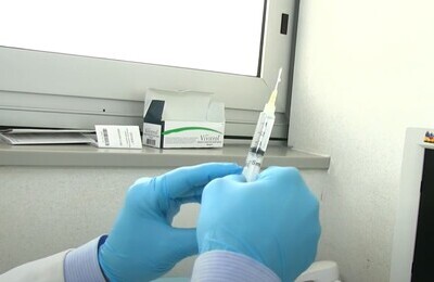 Проведение кодирования Вивитролом в Ковылкино Шприц с Вивитролом в руках у врача